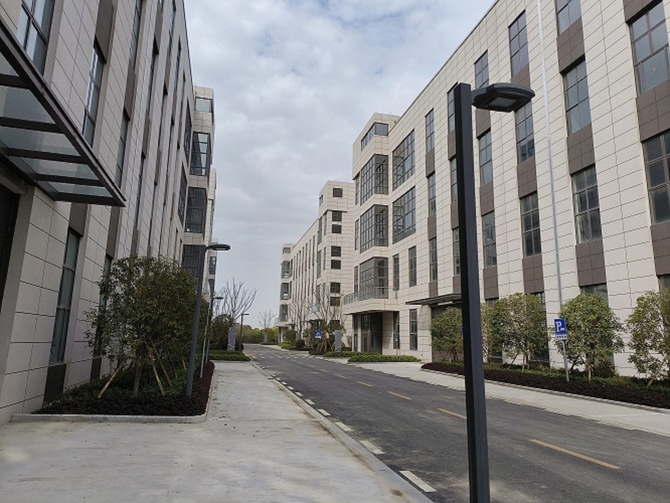 ���ۼ���ƽ������˫�㳧��2200ƽ������11�׿�װ�г�